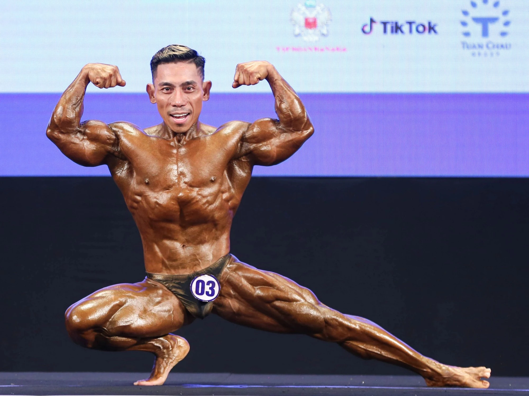 Chàng trai Việt Nam chỉ cao 1m58 nặng 45kg lột xác thành quái vật thể hình khiến tất tất cả ngỡ ngàng