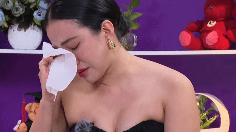 Sao Vbiz khóc nức nở khi con vừa chào đời đã bị ruột nằm ngoài bụng