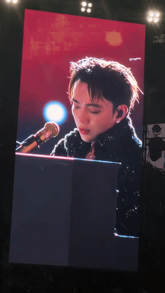 Chiếc mic fan tặng SOOBIN có gì mà đáng giá 280 triệu?