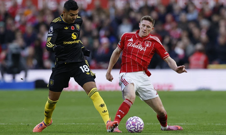 Trọng tài giúp sức, Man Utd vẫn suýt thua