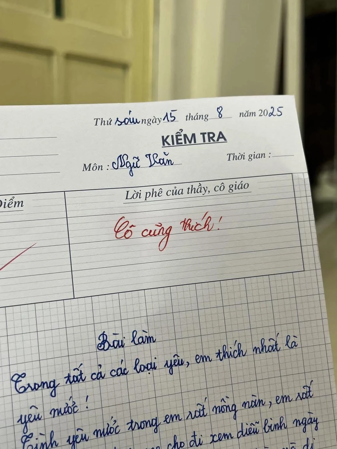 Học sinh viết văn 