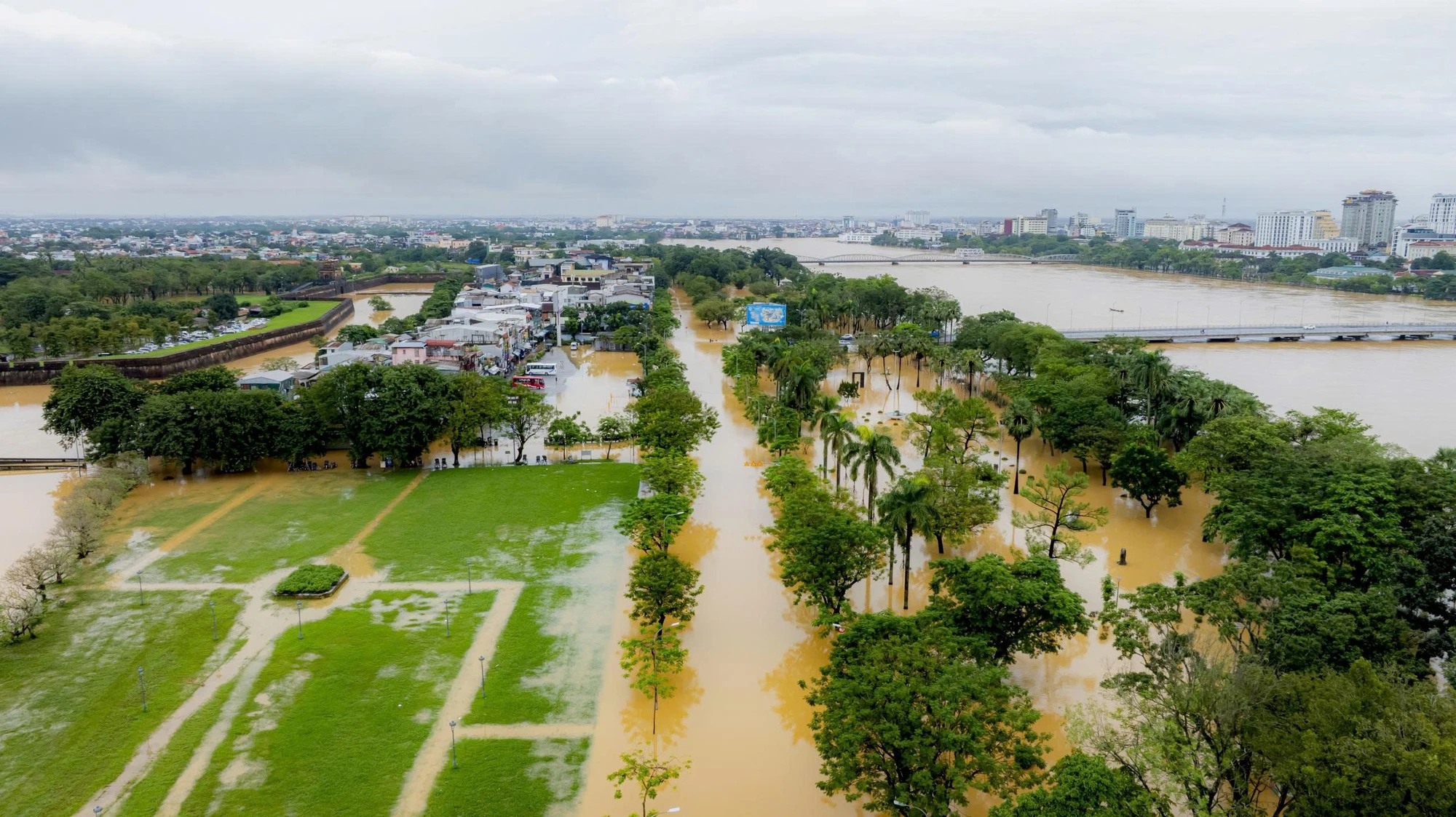 Hình ảnh mới nhất về di tích Đại nội Huế trong ngày lũ 