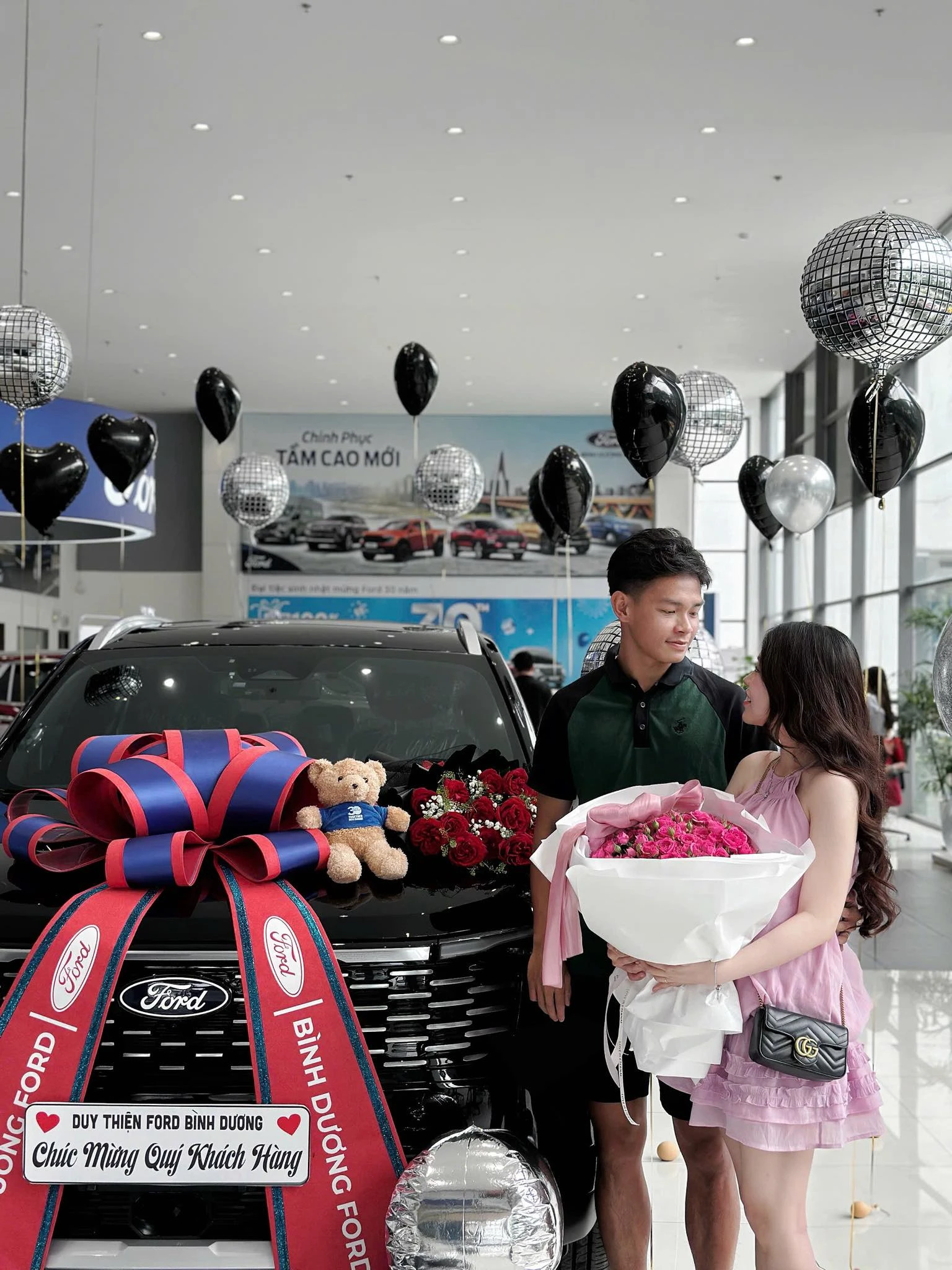 Sao trẻ ĐT Việt Nam tậu xế hộp mới, viên mãn bên vợ hot girl sau 2 năm kết hôn