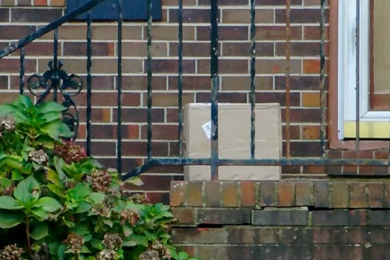 Người phụ nữ sốc nặng khi thấy tay người trong gói hàng mới nhận