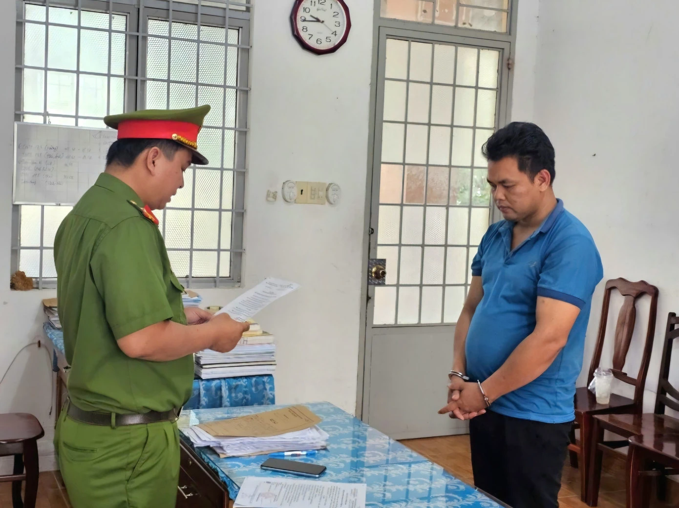 Khởi tố đối tượng dụ dỗ bé gái 13 tuổi vào nhà nghỉ nhiều lần