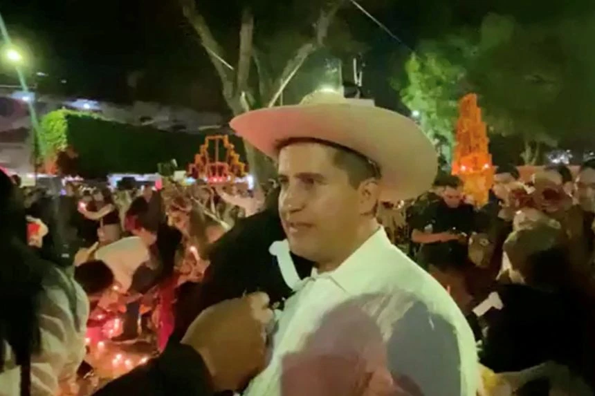 Thị trưởng bị bắn 7 phát súng giữa quảng trường khi đang dự lễ 