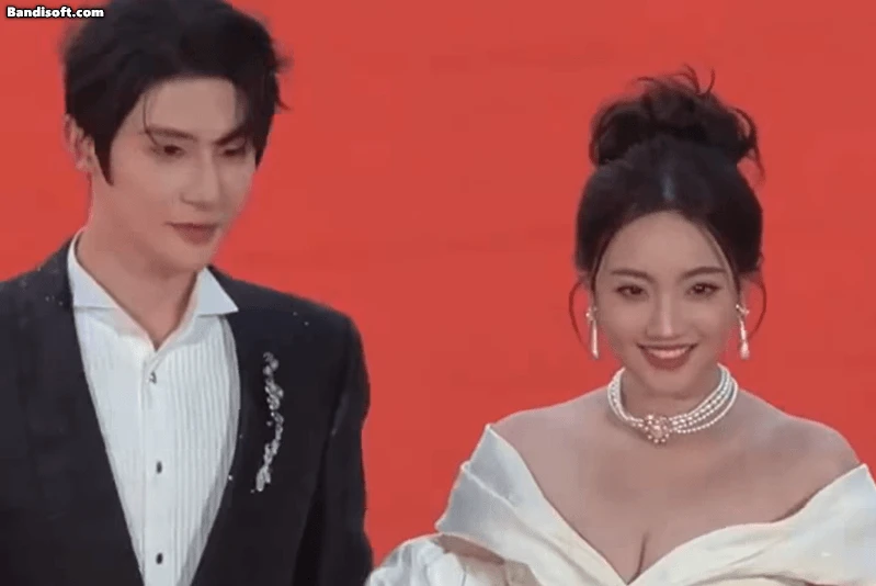 Cặp đôi phim giả tình thật công khai hôn nhau ngay trên thảm đỏ: Nhà gái vừa đẹp vừa bốc lửa, nhìn muốn cưới liền