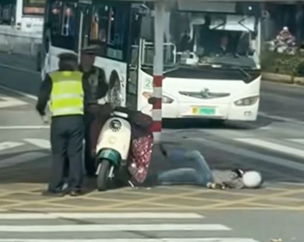 Bị CSGT phạt tiền, người phụ nữ nằm giữa đường giãy giụa