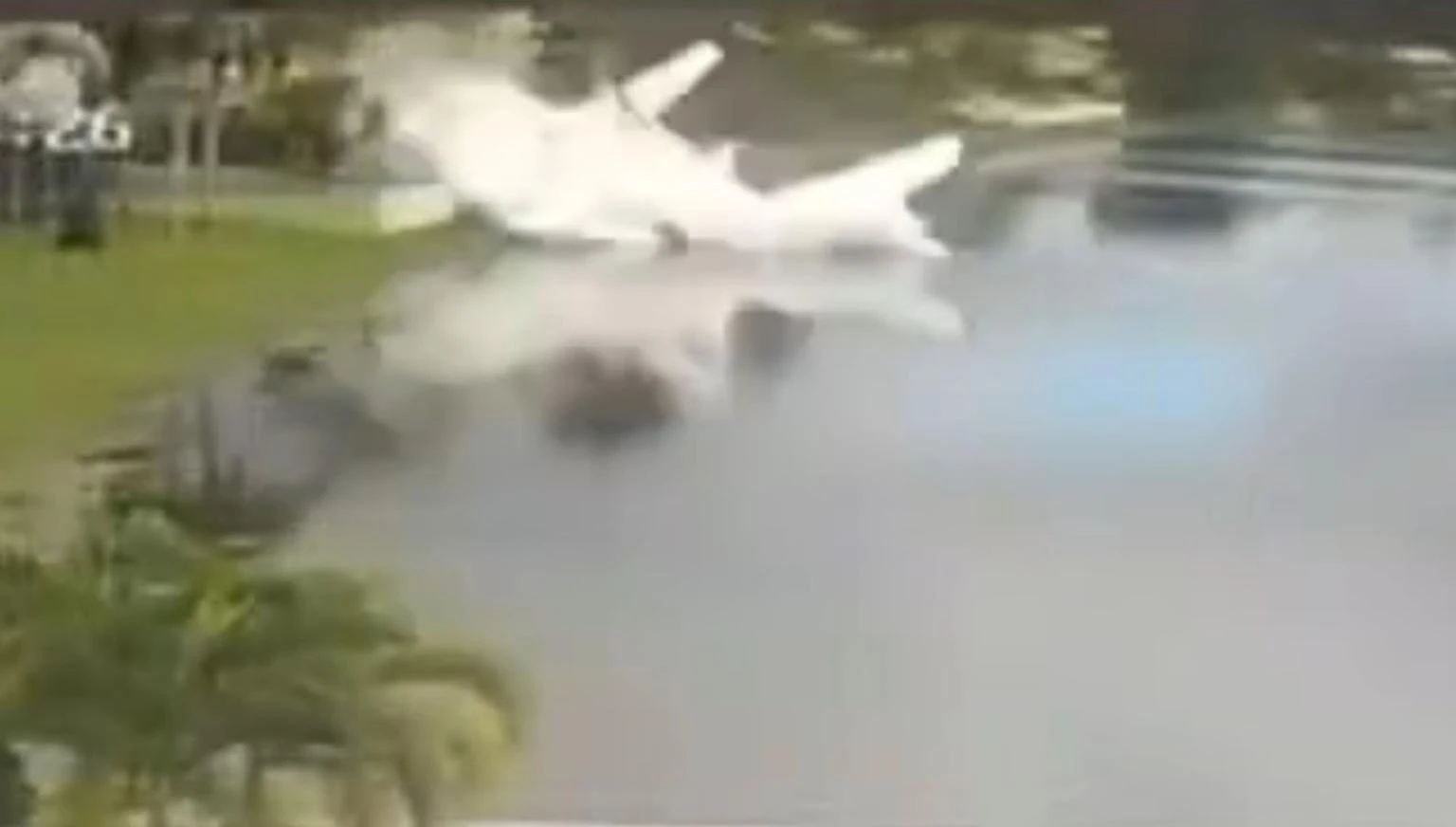 Rơi máy bay chở hàng cứu trợ sau bão, 2 cha con tử vong thương tâm