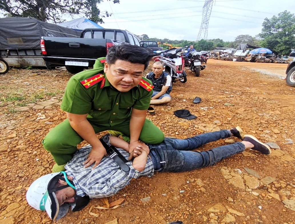 Công an truy đuổi hơn 5 km kẻ có hàng loạt tiền án