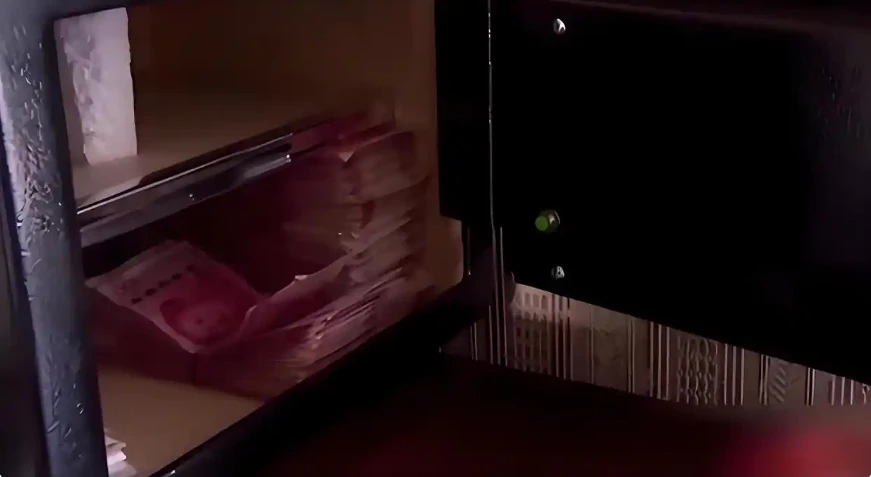 Tối bỏ hơn 264 triệu đồng tiền mặt vào két sắt, sáng hôm sau đã “bay mất” 36 triệu: Cảnh sát kiểm tra camera, vạch trần 