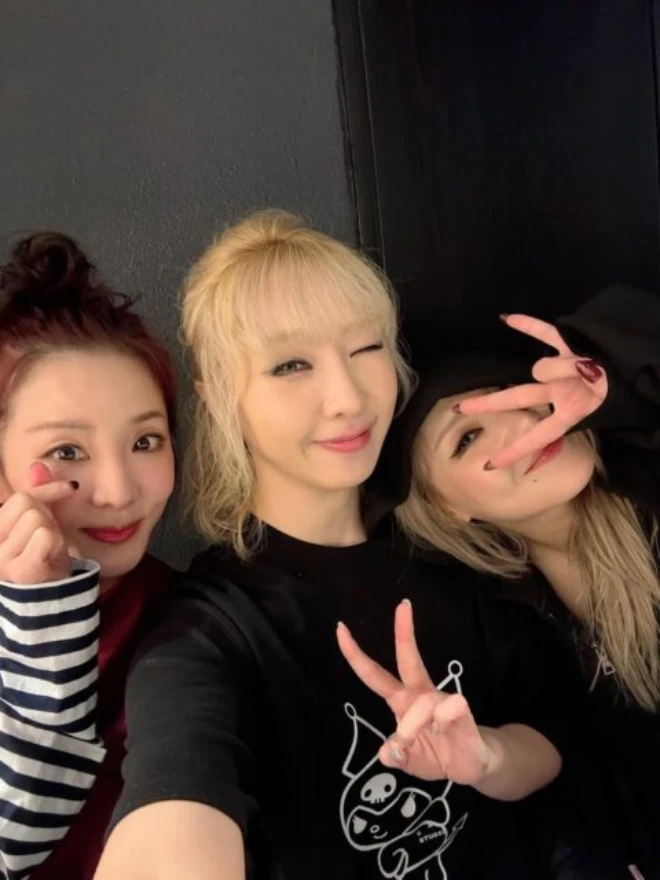 Nữ ca sĩ bất ổn nhất showbiz bị hội chị em từ mặt, cấm dự sinh nhật?