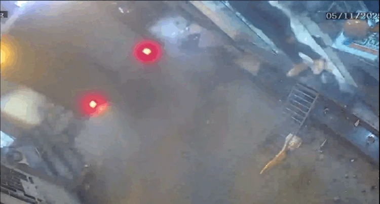 Thót tim xe tải lao nhanh tông hàng loạt ô tô, xe máy và người trong ngõ