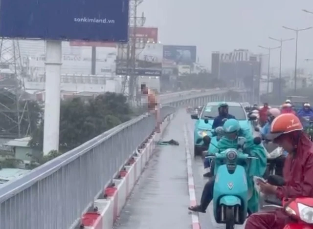 Vụ người đàn ông bỏ lại ô tô, nhảy cầu ở TP.HCM: Gia đình tiết lộ thông tin bất ngờ