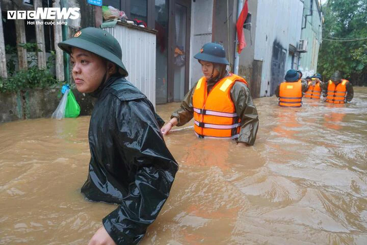 8 tỉnh miền Trung nguy cơ lũ quét, ngập lụt, gió mạnh do bão số 13 Kalmaegi