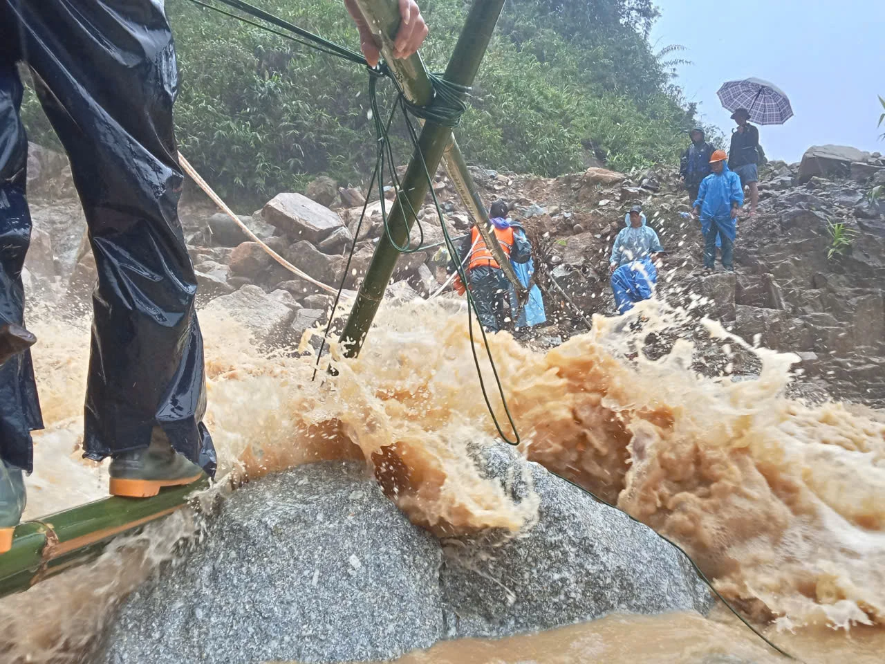 Hồi hộp cảnh nữ giáo viên mang thai sắp sinh ở Đà Nẵng vượt lũ dữ đến cơ sở y tế