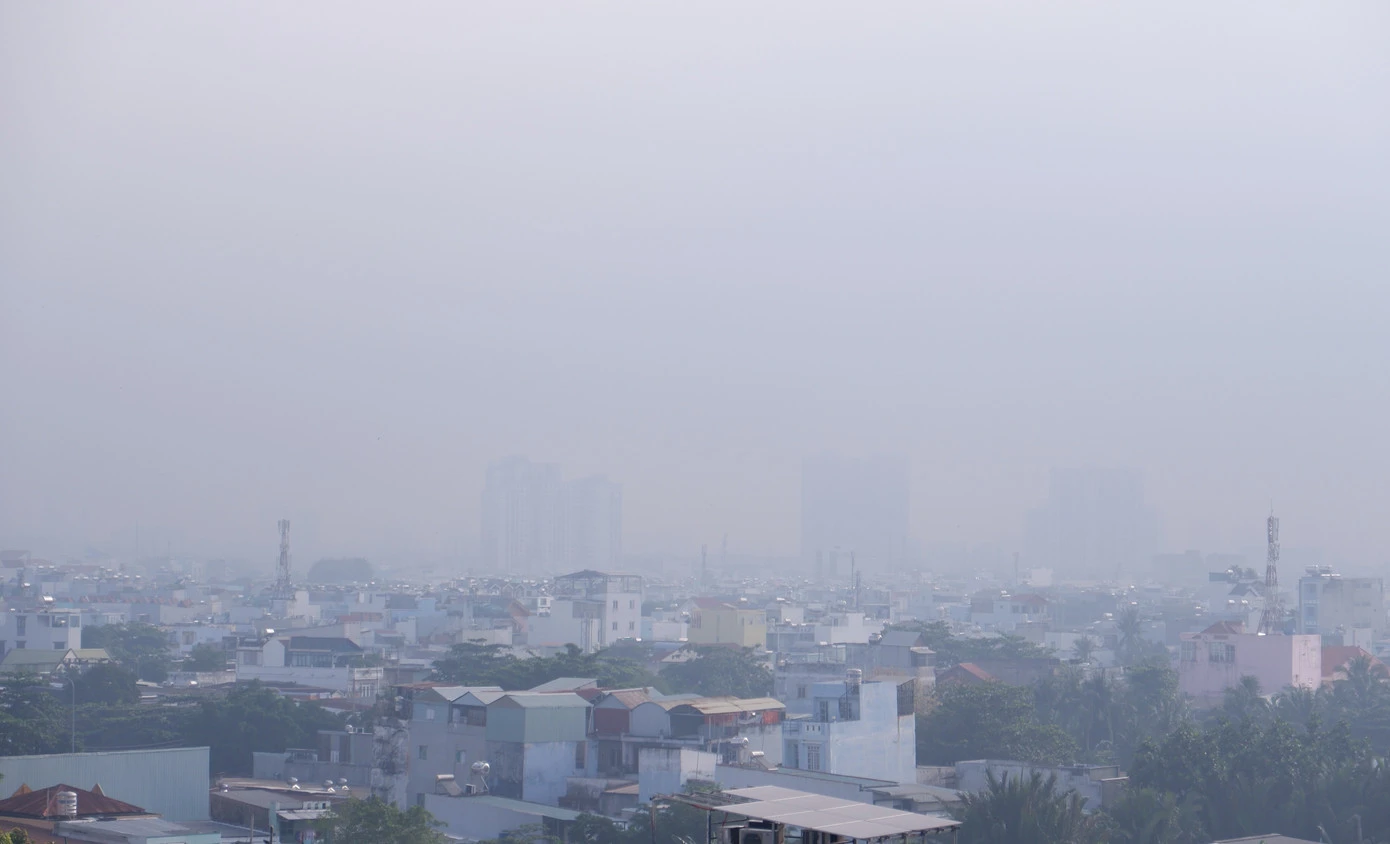 TPHCM mờ trắng trong sương, bụi mịn vượt ngưỡng nhiều lần