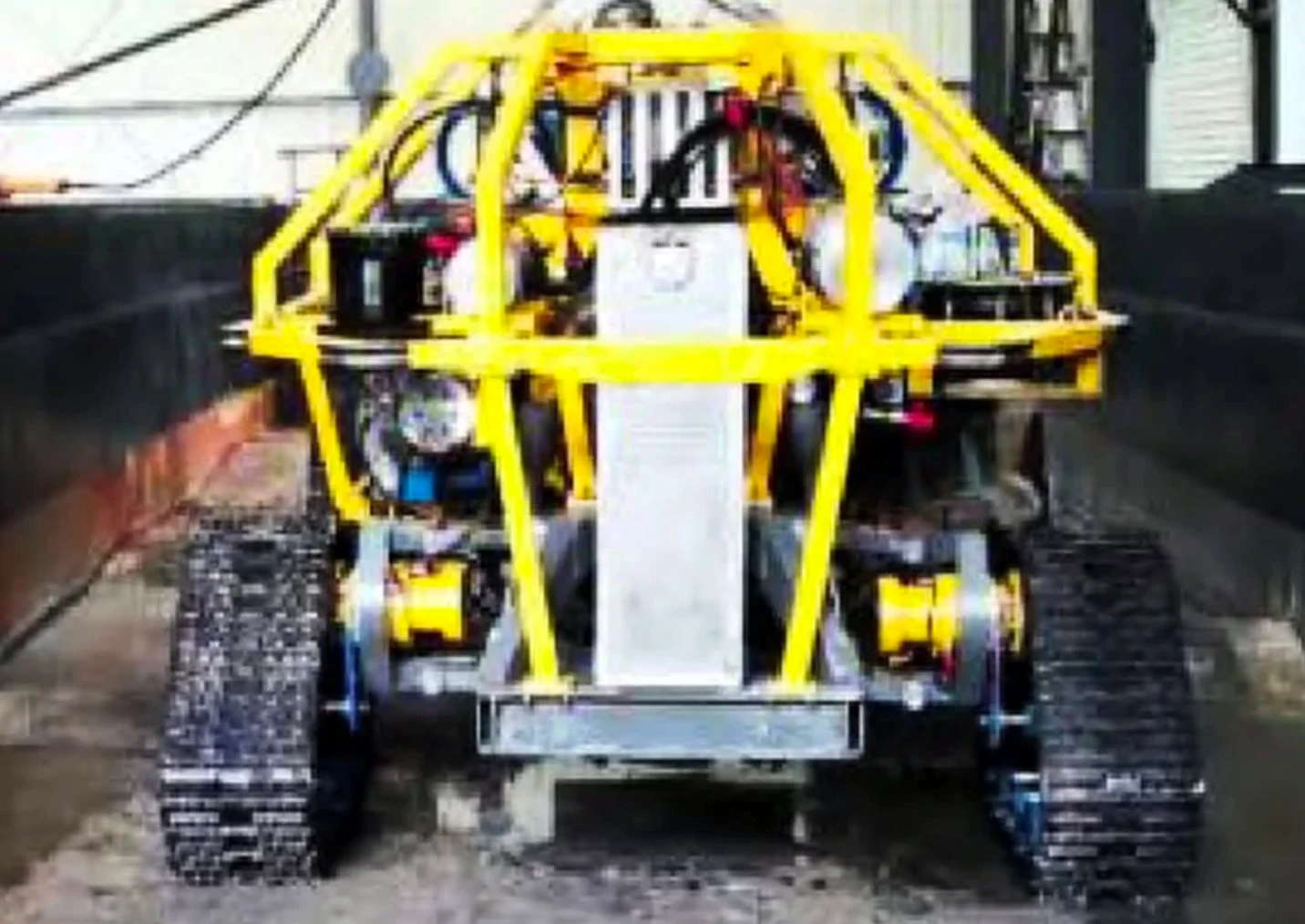 Phát hiện cỗ máy lạ di chuyển bằng dải xích dưới độ sâu 2.000 mét, âm thầm truy vết 7,3 tỷ tấn kho báu kim loại hiếm