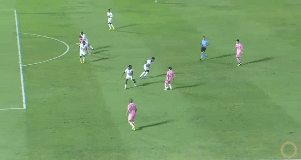 Messi ghi bàn khiến NHM đối thủ bật dậy ăn mừng