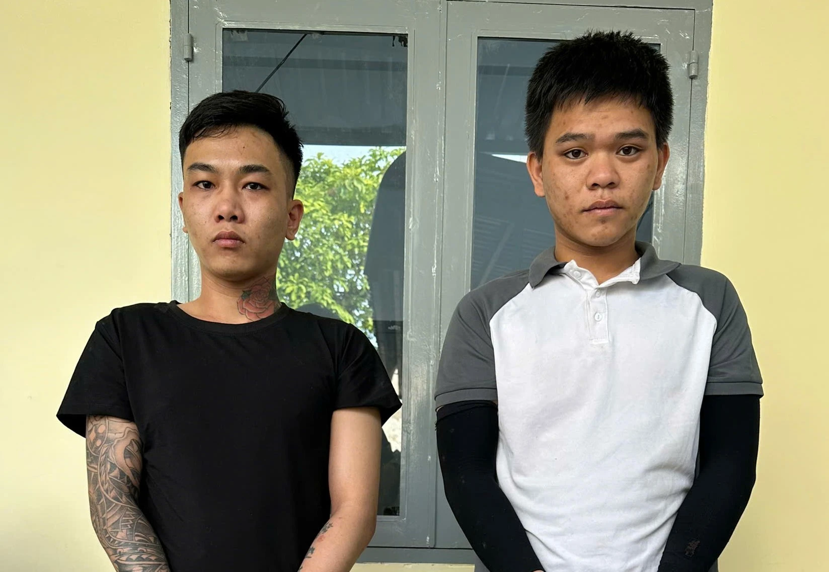 2 thanh niên bất ngờ khóa trái cửa và đổ xăng vào phòng của đôi vợ chồng ở Biên Hòa