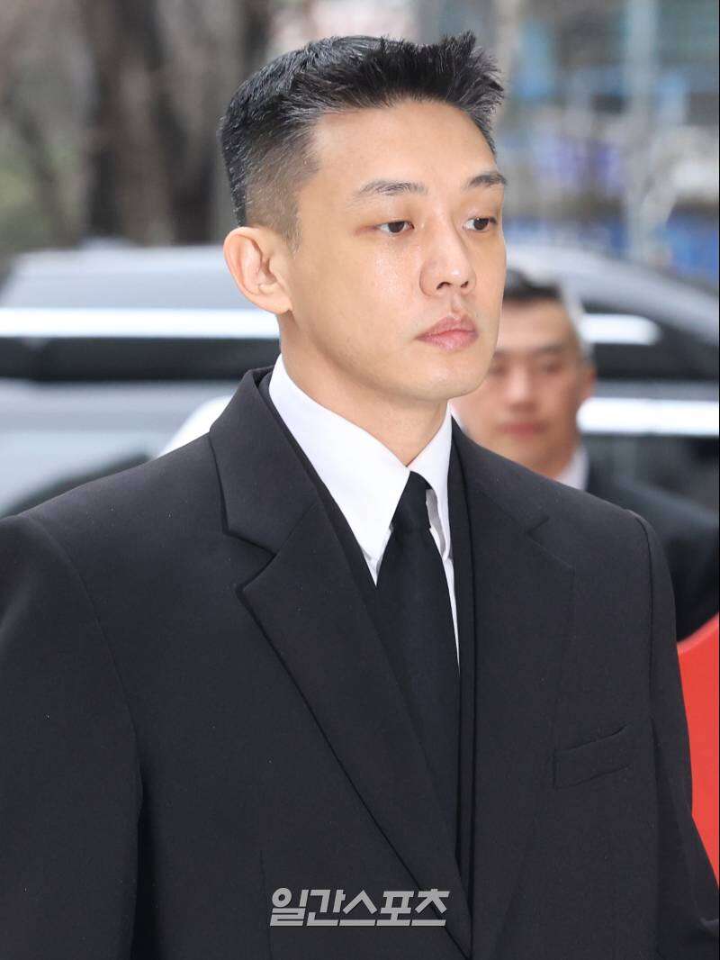 Ảnh đế tù tội Yoo Ah In thốt lên 1 câu đáng sợ ngay giữa tang lễ của cha