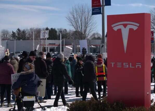 Đế chế Tesla 800 tỷ USD đang bị Elon Musk nhấn chìm: Hàng trăm người biểu tình tại các showroom, nhiều trạm sạc bị đốt cháy, làn sóng kêu gọi 'bán xe, bán tháo cổ phiếu' dâng cao chưa từng có