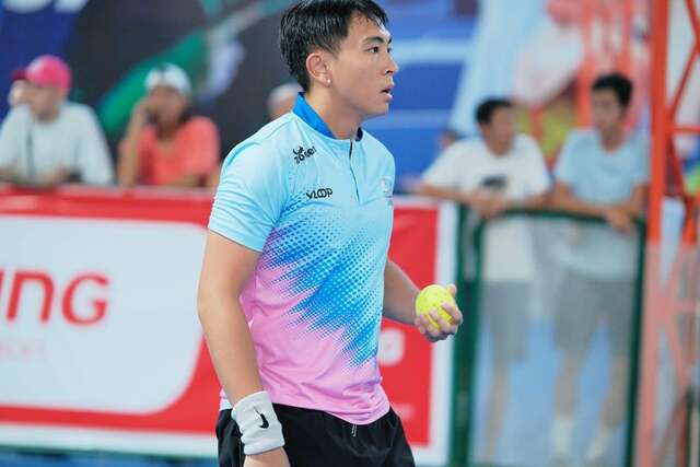 Chân dung trai đẹp pickleball chơi 