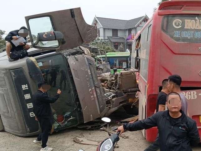 Hà Nội: Ba ô tô hư hỏng nặng sau va chạm liên hoàn