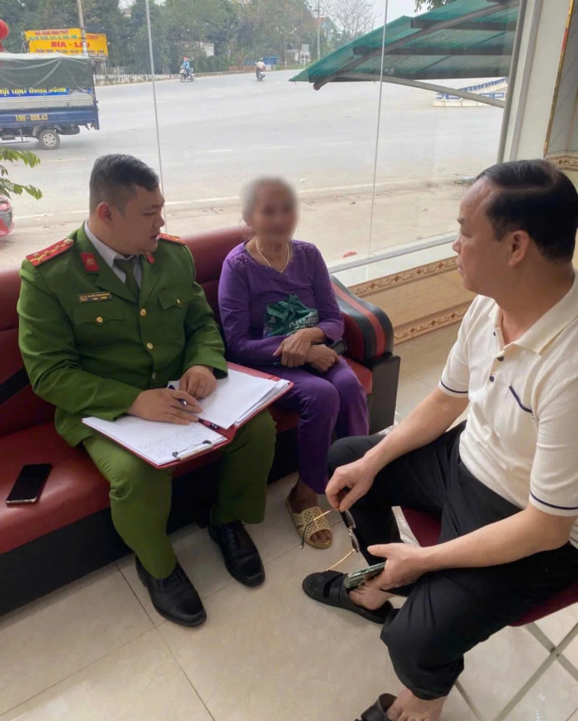 Cụ bà 70 tuổi ở Phú Thọ đến tiệm vàng yêu cầu chuyển khoản 240 triệu đồng, chủ tiệm vội báo công an, chặn đứng hành vi lừa đảo tinh vi