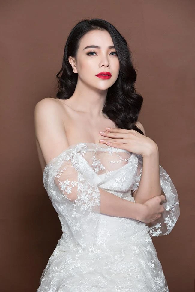 Sao Việt vừa bị tạm hoãn xuất cảnh: Từng bỏ du học chọn làm mẹ đơn thân, dạy con 