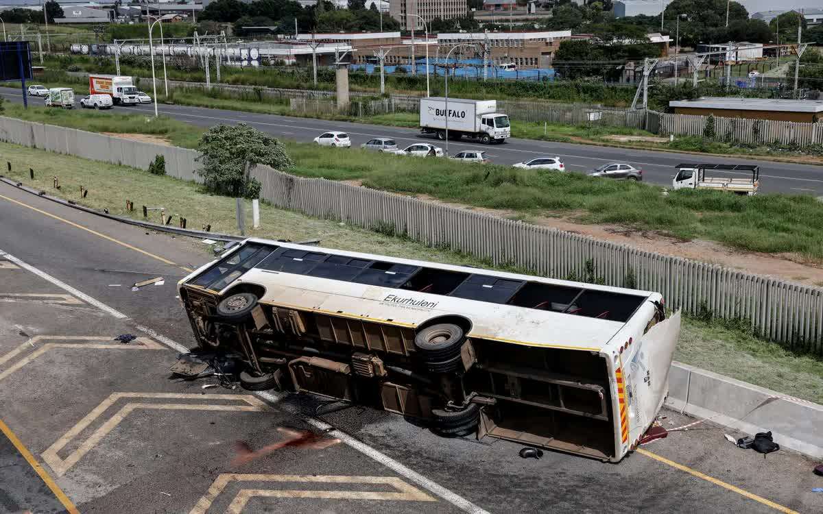 Xe bus lật trên đường cao tốc ở Nam Phi, 12 người tử vong