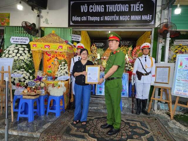 Buổi sáng cuối cùng của chiến sĩ cảnh sát bị đâm tử vong: Mang đồ ăn sáng cho mẹ, rồi đi không về nữa