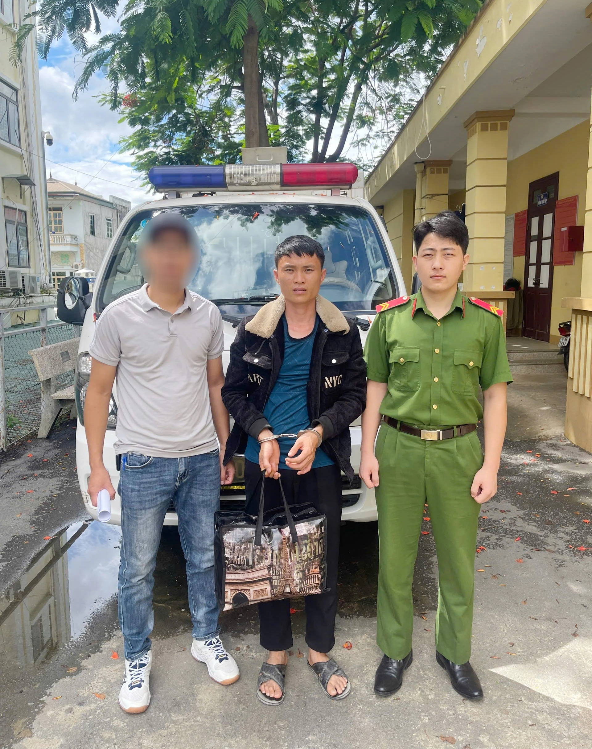Lò Văn Thái 29 tuổi ra đầu thú