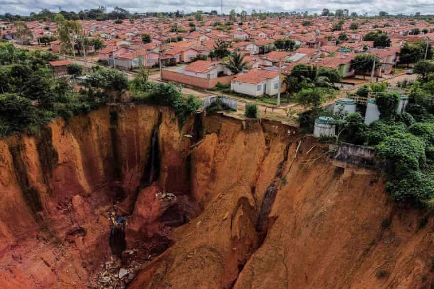 Hố sụt khổng lồ nuốt chửng thị trấn Brazil