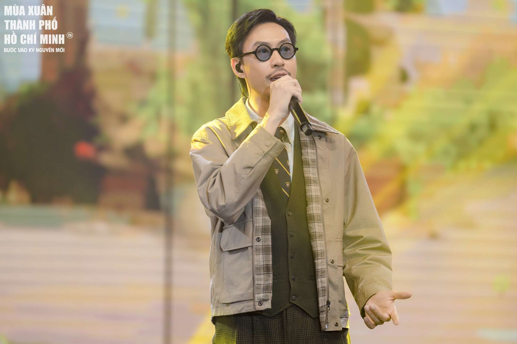 Rapper Đen mang 