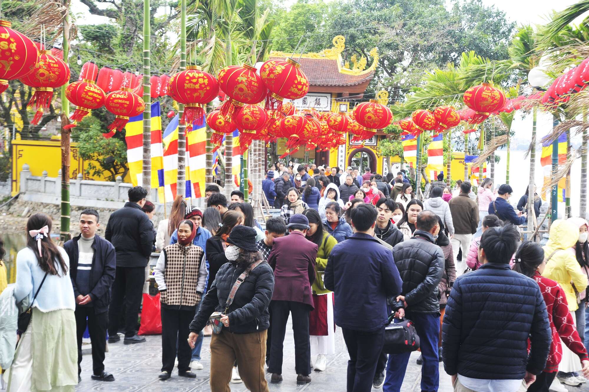 Hà Nội: Người dân phóng sinh cá và chim trước cổng chùa cầu may đầu năm mới