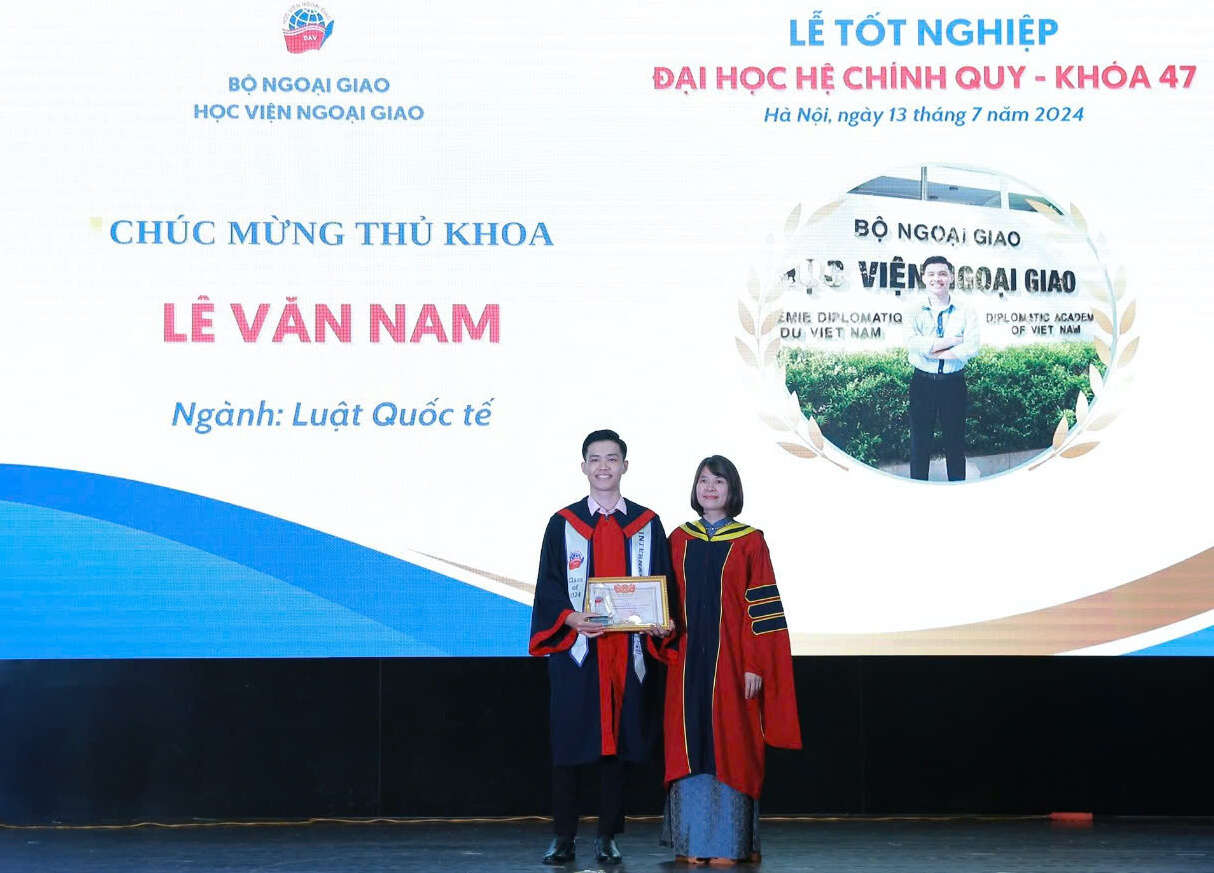 Thủ khoa Học viện Ngoại giao viết đơn xin nhập ngũ