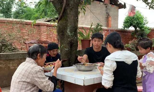 Nam sinh gieo mình xuống sông khi chỉ còn 6 tháng là thi ĐH tiết lộ bi kịch của yêu thương sai cách