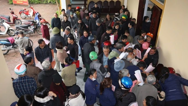 Hàng nghìn người đổ xô đi đăng ký biến động đất đai sau sáp nhập