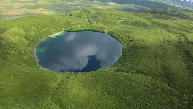 Hố tròn hoàn mỹ giữa Alaska khiến giới khoa học đau đầu: Nó đến từ đâu?