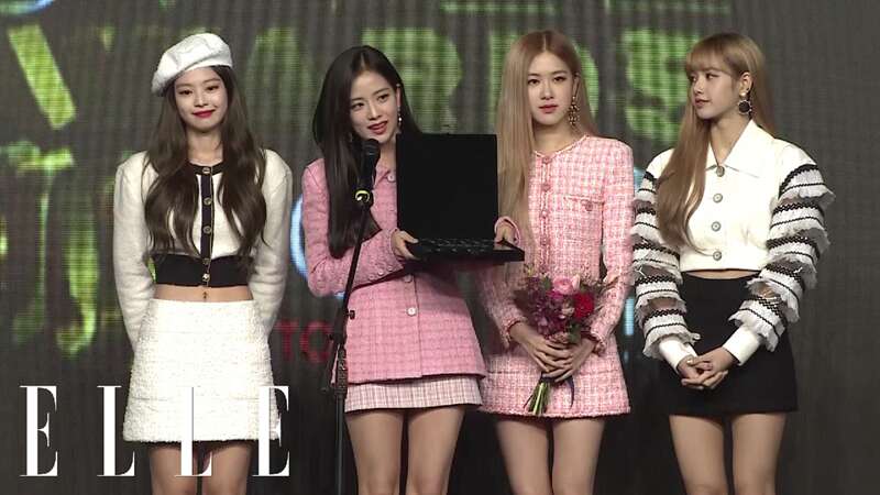 BLACKPINK tới muộn tại lễ trao giải lớn, đồng nghiệp phải câu giờ cứu nguy bằng hành động kỳ lạ