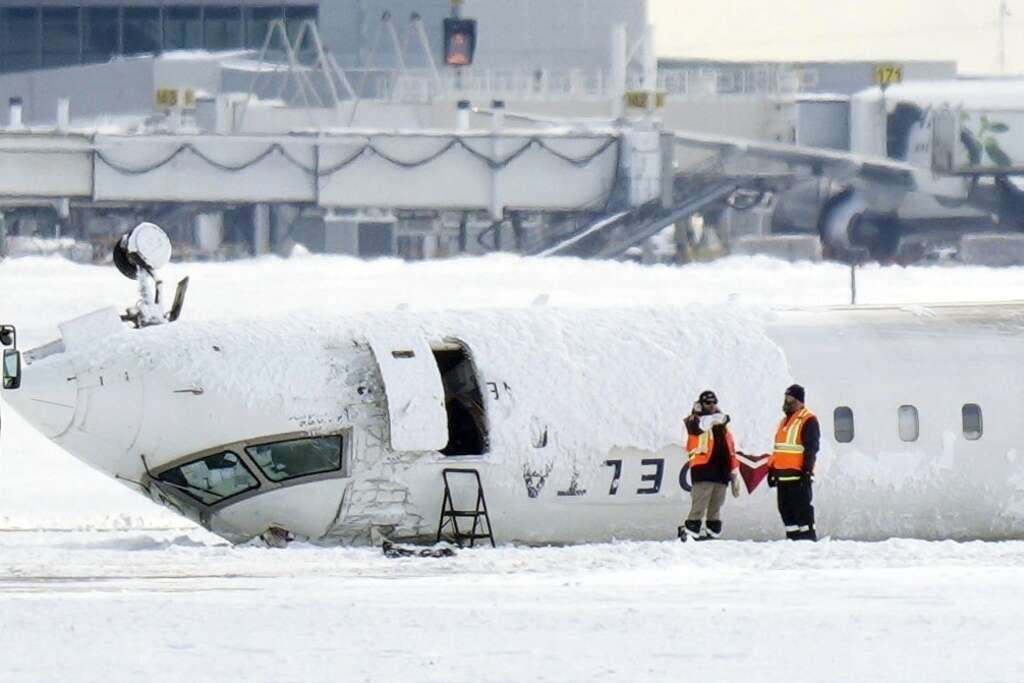 Tìm thấy hộp đen máy bay bị lật ngửa tại Canada