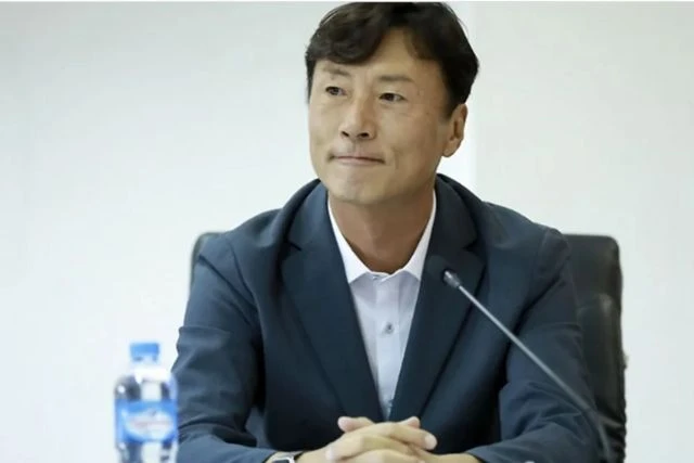 Một HLV Hàn Quốc bất ngờ tới Việt Nam xem V.League, lý do đến từ quyết định lạ của VFF