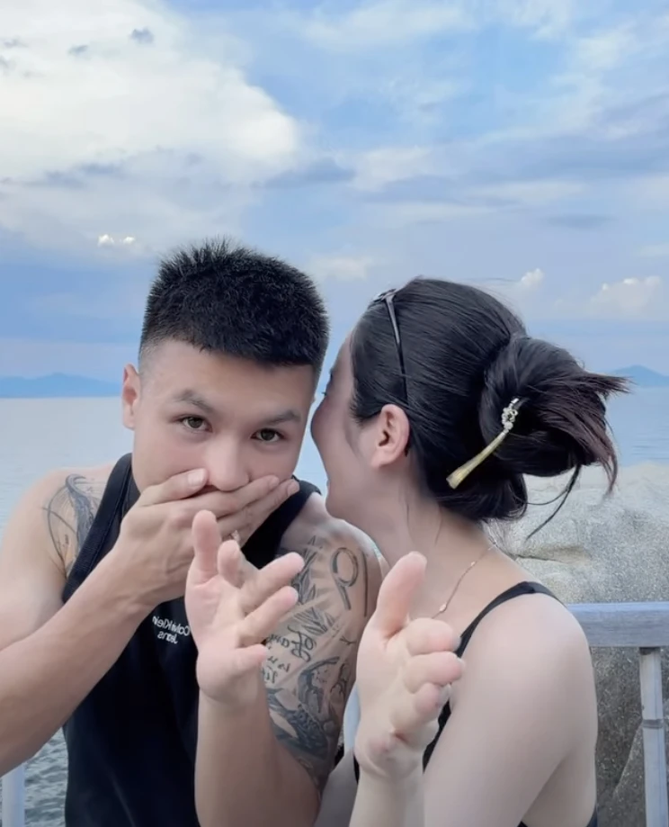 Chu Thanh Huyền khoe visual sáng bừng, chân dài nuột nà tình tứ bên Quang Hải hút 10 triệu lượt xem, sao mà hot thế?