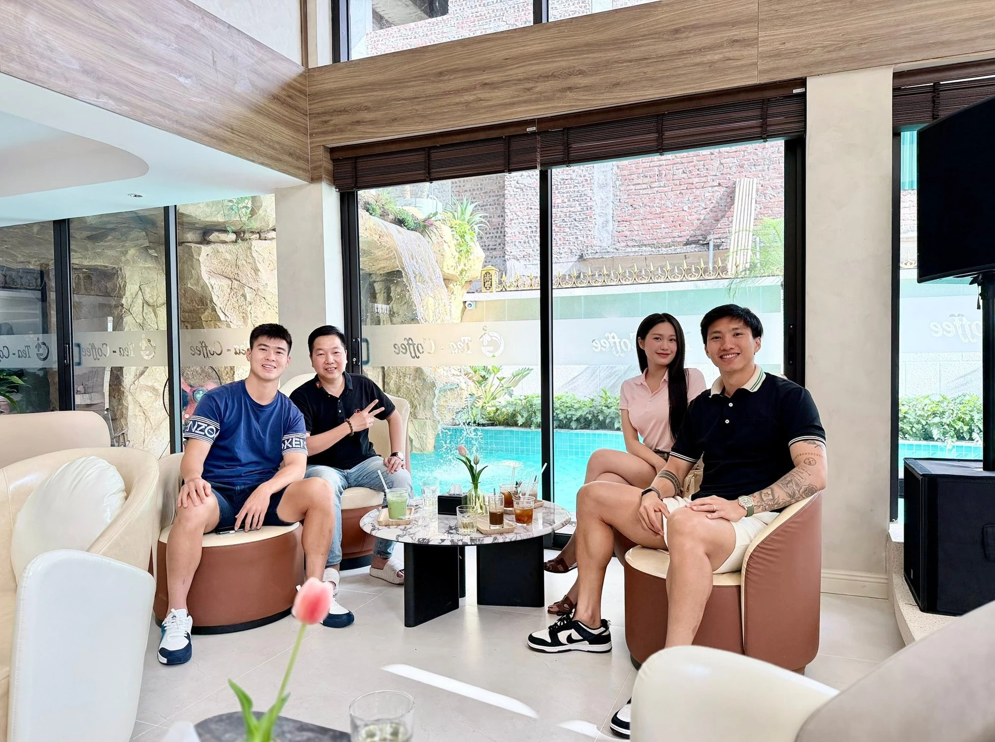 Doãn Hải My “kèm chặt” Đoàn Văn Hậu khi tụ tập cùng bạn bè, nhan sắc đời thường gây sốt