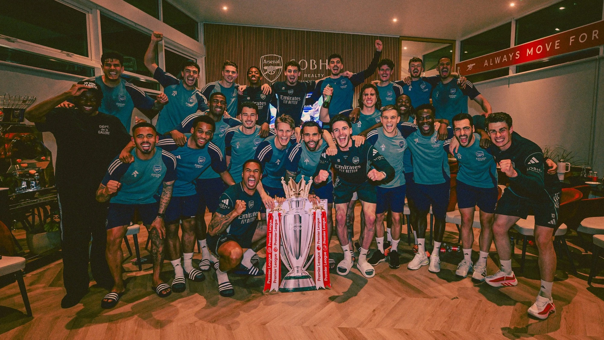 Khoảnh khắc Luân Đôn mở hội, Arsenal vỡ òa chức vô địch Ngoại hạng Anh lịch sử sau 22 năm