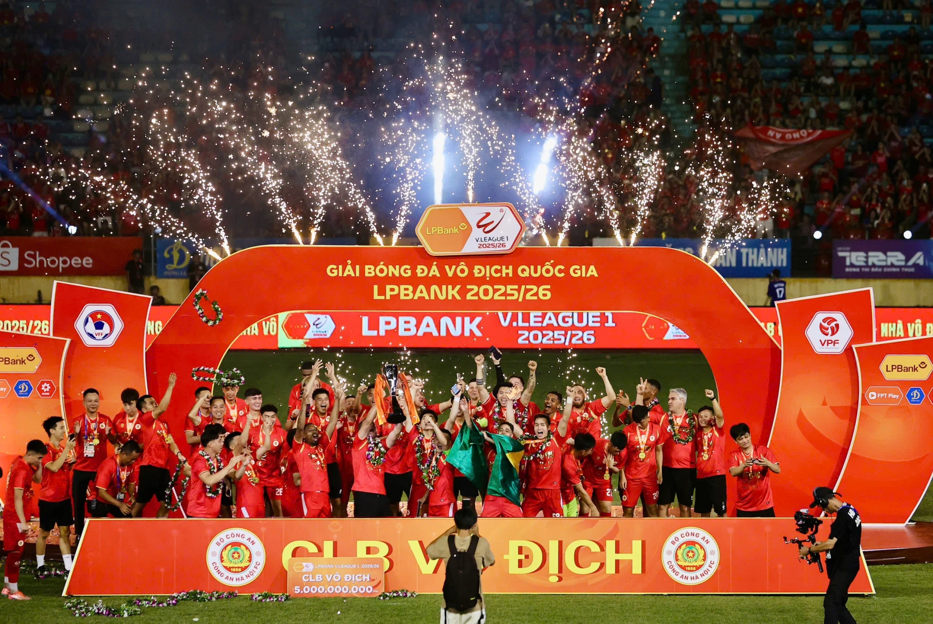 Dàn WAGs quy tụ ngày CAHN vô địch V.League: Quang Hải trao huy chương cho Chu Thanh Huyền, Võ Nhật Linh cam thường vẫn xinh!