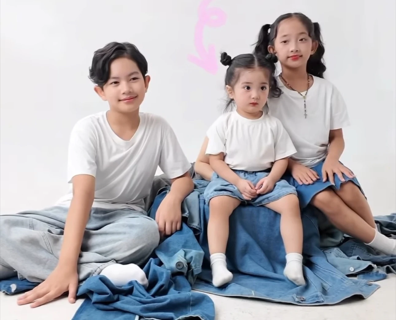 3 nhóc tỳ nhà Khánh Thi - Phan Hiển cực đáng yêu: Kubi ra dáng hot boy, Anna điệu đà, Lisa chiếm trọn 