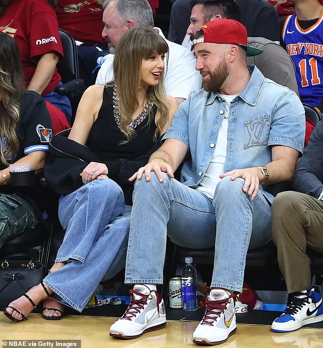 Là siêu sao nổi tiếng toàn cầu, Taylor Swift có đổi họ sau khi cưới chồng cầu thủ kém nổi hơn mình rất nhiều lần?