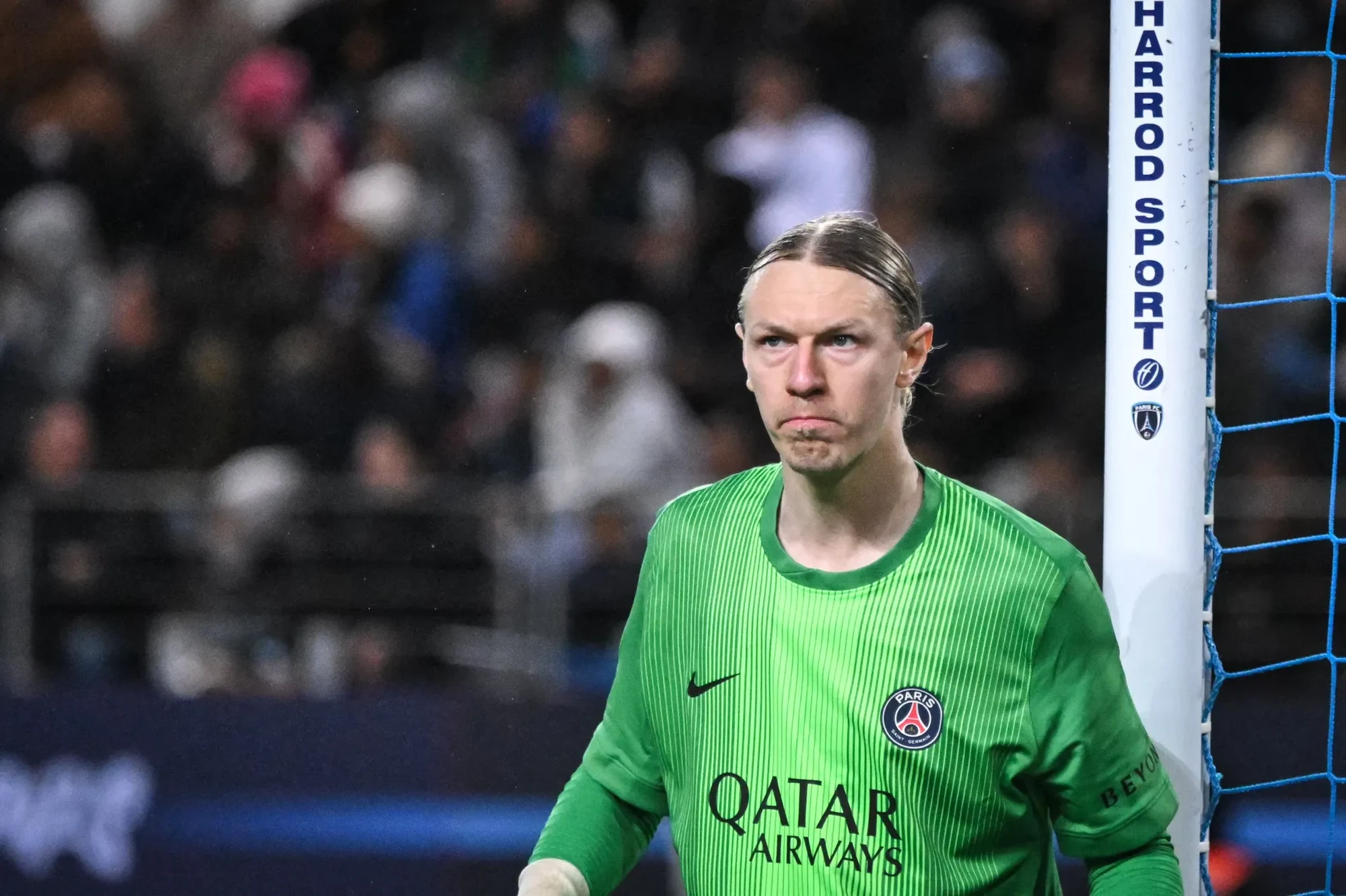Mỹ nhân sexy công khai treo phần thưởng nóng bỏng cho thủ môn PSG nếu ngăn Arsenal vô địch, người vợ đáp trả cực căng